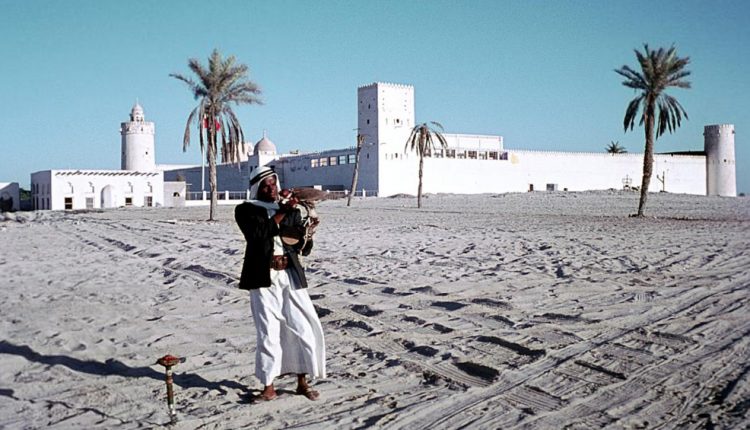 مُرَبِي الصقور أمام قصر الحِصن، أبو ظبي